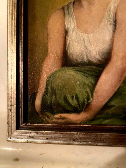 Jeune Femme à la chevelure brune assise se tenant le genoux faisant la pose dans sa jupe verte 1930