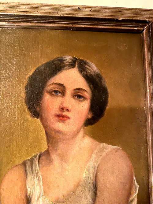 Jeune Femme à la chevelure brune assise se tenant le genoux faisant la pose dans sa jupe verte 1930
