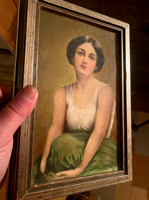 Jeune Femme à la chevelure brune assise se tenant le genoux faisant la pose dans sa jupe verte 1930