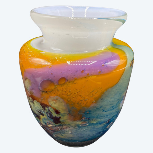 VASE AUS GEBLASENEM GLAS