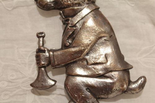 Versilberte Bronzetafel „Kaninchen mit Signalhorn“, signiert M. Podiebrad um 1920-1930