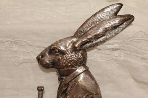 Versilberte Bronzetafel „Kaninchen mit Signalhorn“, signiert M. Podiebrad um 1920-1930