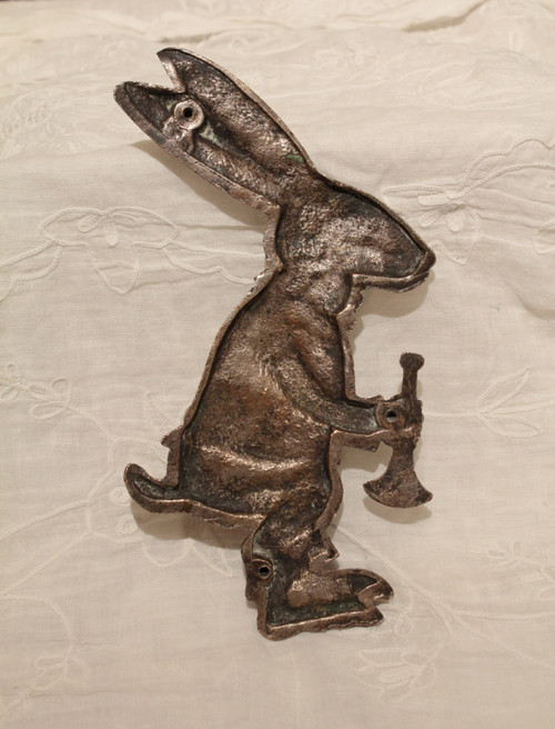 Versilberte Bronzetafel „Kaninchen mit Signalhorn“, signiert M. Podiebrad um 1920-1930