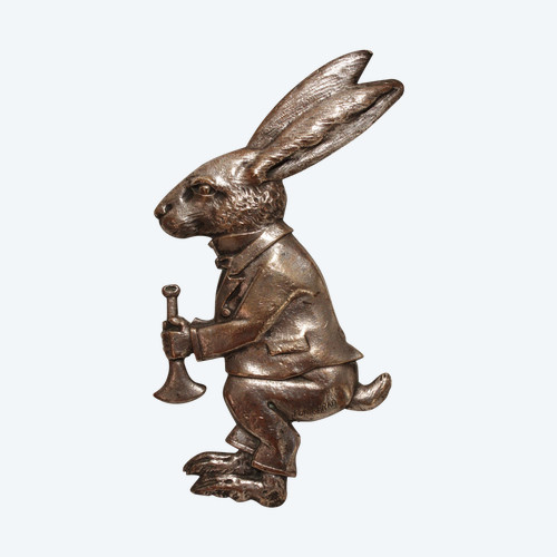 Versilberte Bronzetafel „Kaninchen mit Signalhorn“, signiert M. Podiebrad um 1920-1930