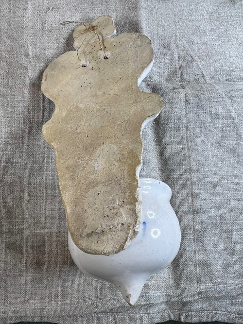 Bénitier en faience d'applique de Vic Le Comte Auvergne