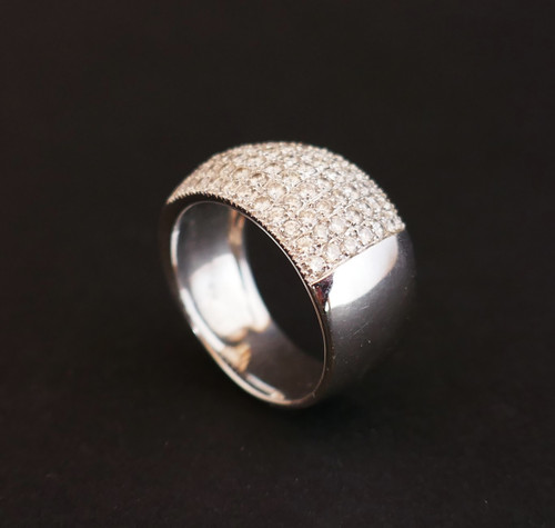 Anello con diamante Pavement, oro bianco 18 carati.