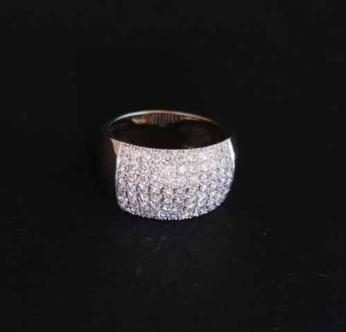 Anello con diamante Pavement, oro bianco 18 carati.