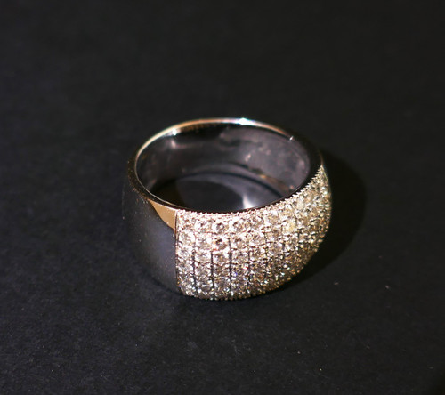 Anello con diamante Pavement, oro bianco 18 carati.