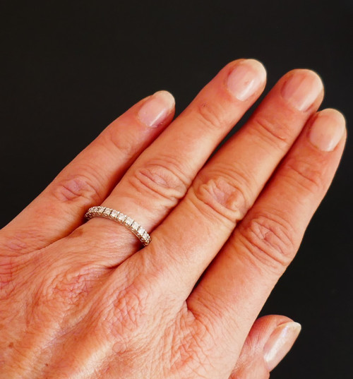 Halbdiamant-Ehering, 18 Karat Weißgold.