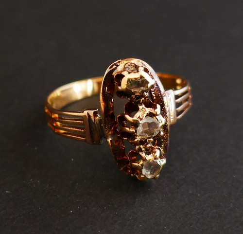 Alter Ring, besetzt mit 3 Diamanten im Rosenschliff, Pferdekopfpunze, 18 Karat Roségold.