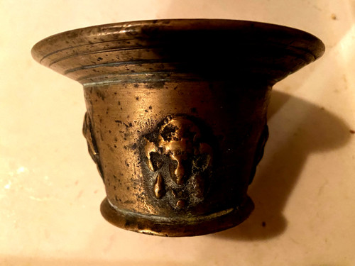 2 mortiers de préparation d'apothicaire en bronze et leur patine d'origine du XVII ème plus un pilon
