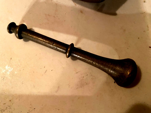 2 mortiers de préparation d'apothicaire en bronze et leur patine d'origine du XVII ème plus un pilon