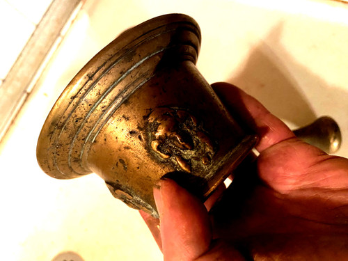 2 mortiers de préparation d'apothicaire en bronze et leur patine d'origine du XVII ème plus un pilon