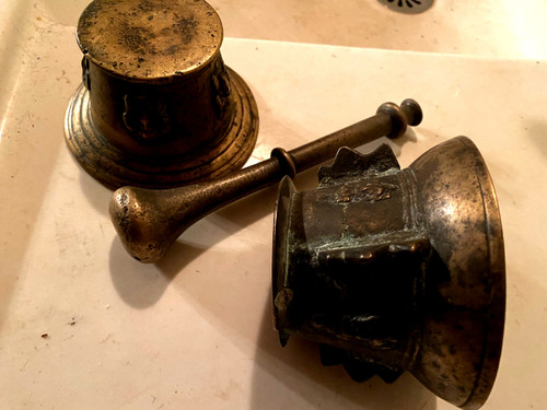 2 mortiers de préparation d'apothicaire en bronze et leur patine d'origine du XVII ème plus un pilon