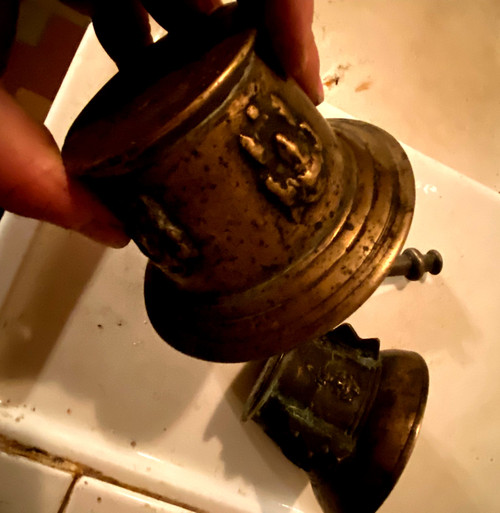 2 mortiers de préparation d'apothicaire en bronze et leur patine d'origine du XVII ème plus un pilon