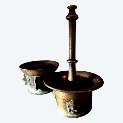 2 mortiers de préparation d'apothicaire en bronze et leur patine d'origine du XVII ème plus un pilon