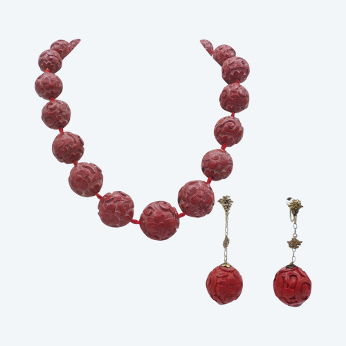 Collier et pendants d'oreille en laque cinabre. 