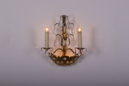 Lampada da parete floreale in ottone con pendenti.