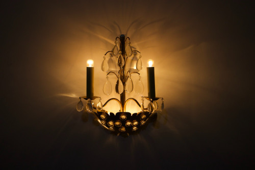 Lampada da parete floreale in ottone con pendenti.