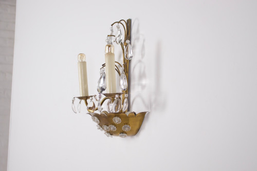 Lampada da parete floreale in ottone con pendenti.