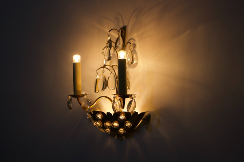 Lampada da parete floreale in ottone con pendenti.