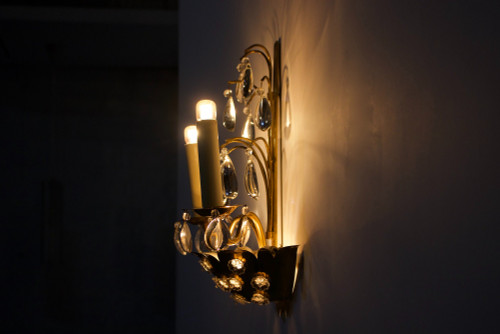 Lampada da parete floreale in ottone con pendenti.