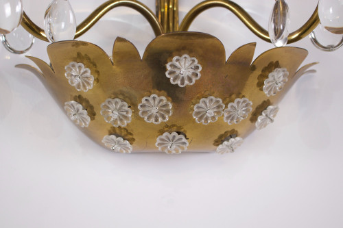 Lampada da parete floreale in ottone con pendenti.