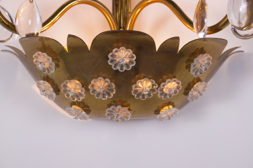 Lampada da parete floreale in ottone con pendenti.