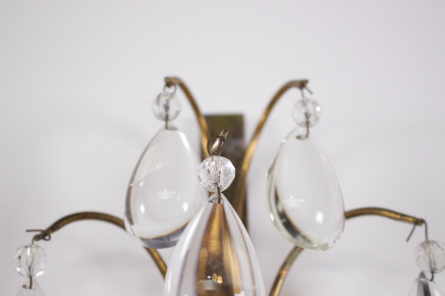 Lampada da parete floreale in ottone con pendenti.