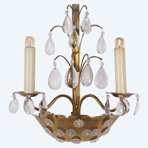 Lampada da parete floreale in ottone con pendenti.