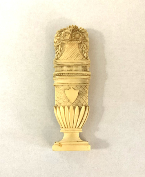 Ancien aiguillier / étui à aiguilles en ivoire sculpté figurant un pot fleuri XVIII - XIXeme