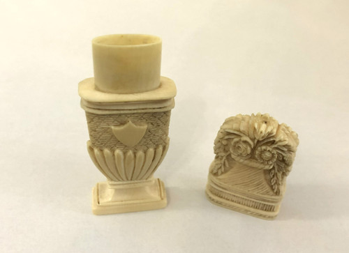 Ancien aiguillier / étui à aiguilles en ivoire sculpté figurant un pot fleuri XVIII - XIXeme