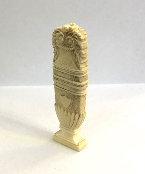 Ancien aiguillier / étui à aiguilles en ivoire sculpté figurant un pot fleuri XVIII - XIXeme