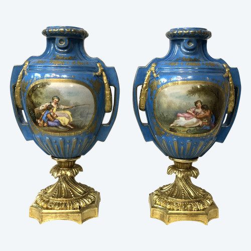Bella coppia di vasi in porcellana di Sèvres firmati e montati in bronzo, XIX secolo