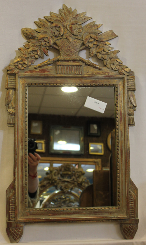 Spiegel im Louis XVI-Stil, Holz geschnitzt und Lebenspatina, 45 X 81 cm