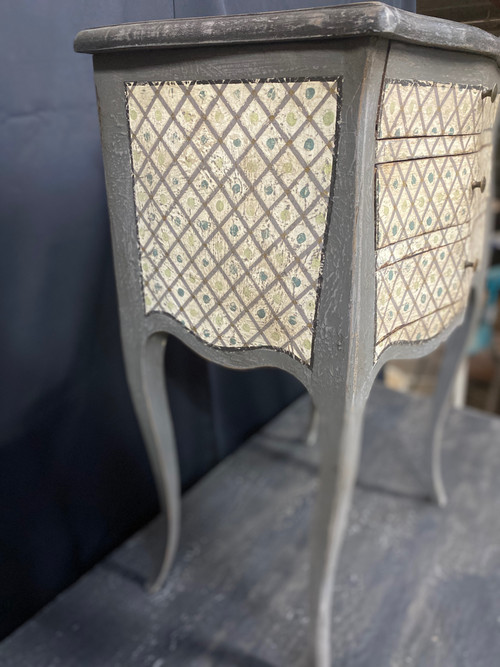 Commode entre deux galbée Louis XV des années 1930 patinée 