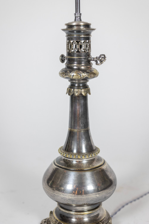 Coppia di lampade in metallo e bronzo argentato. 1880 circa