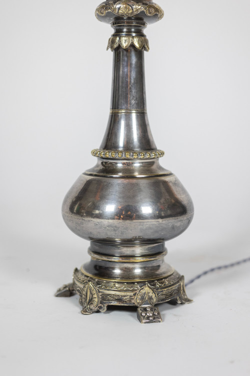 Coppia di lampade in metallo e bronzo argentato. 1880 circa