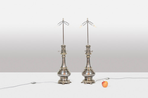 Coppia di lampade in metallo e bronzo argentato. 1880 circa