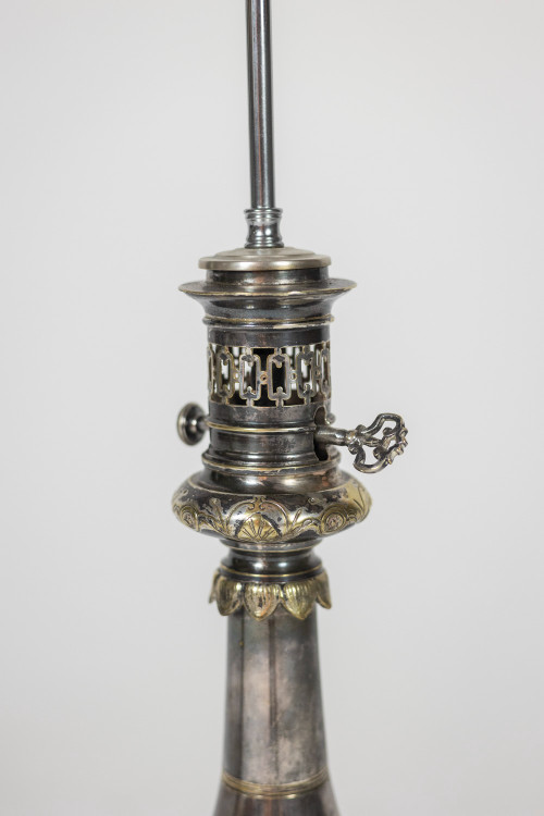 Coppia di lampade in metallo e bronzo argentato. 1880 circa