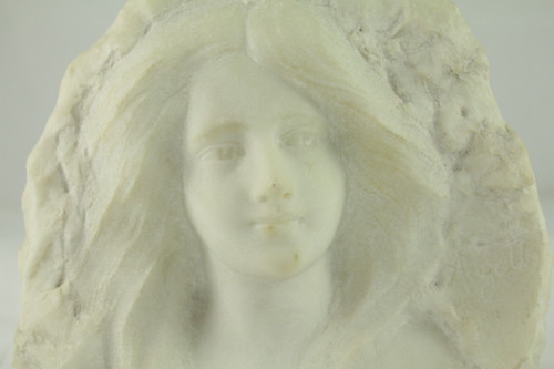 Marmor-Hochrelief-Skulptur 'Porträt einer jungen Frau' signiert A. Gotis