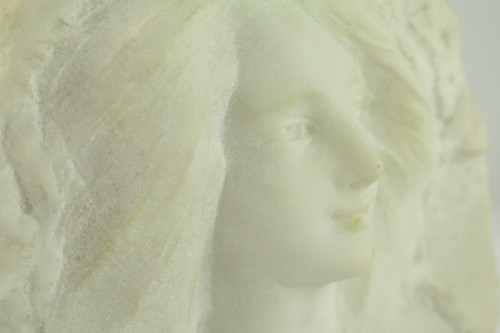 Marmor-Hochrelief-Skulptur 'Porträt einer jungen Frau' signiert A. Gotis