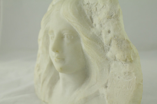 Marmor-Hochrelief-Skulptur 'Porträt einer jungen Frau' signiert A. Gotis