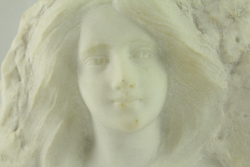 Marmor-Hochrelief-Skulptur 'Porträt einer jungen Frau' signiert A. Gotis