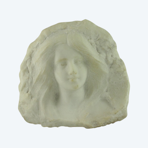 Sculpture en marbre haut relief 'portrait de jeune Femme' signée A. Gotis