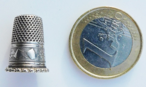 Petit Ecrin Boite Porte Dé à Coudre Oeuf Avec Dé En Argent Massif pour enfant
