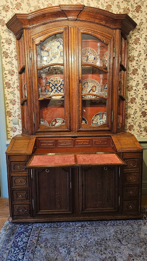 Grand Buffet Scriban Vitré, Travail Des Flandres Du XVIIIème Siècle.