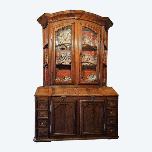 Grande credenza Scriban smaltata, opera delle Fiandre del XVIII secolo.