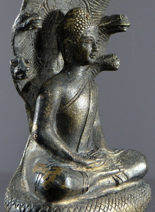 Thailandia o Birmania, anni '30/'50, Statua del Buddha sotto i Naga in bronzo.