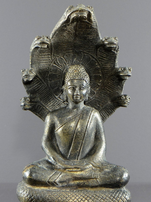 Thailandia o Birmania, anni '30/'50, Statua del Buddha sotto i Naga in bronzo.